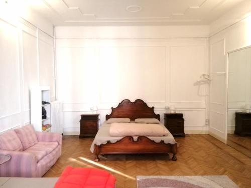 une chambre avec un lit et un canapé dans l'établissement Appartamento Palazzo Teatronuovo, à Bergame