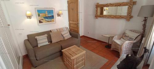 un salon avec un canapé et une chaise dans l'établissement 4SOL25 - Collioure charmante maison de village 150 m de la plage, à Collioure