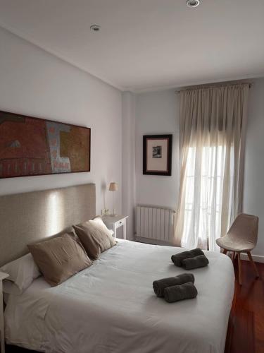 Un dormitorio con una cama grande con dos almohadas encima. en La Terraza, en Ávila