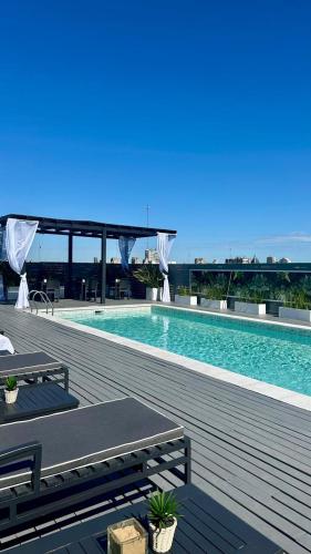 Bazén v ubytování Broadway Hotel & Suites nebo v jeho okolí