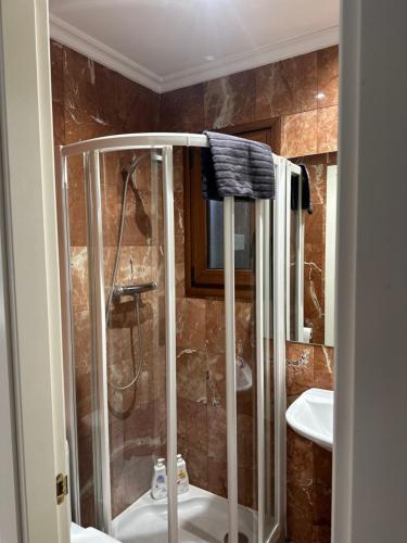 un baño con ducha y lavabo en La Terraza, en Ávila