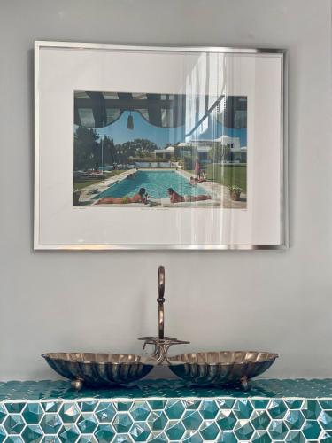 - un lavabo avec robinet en face de la piscine dans l'établissement Domaine des Encourdoules, à Vallauris