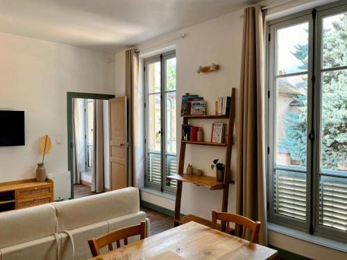 a living room with a couch and a table at Le Ginkgo in Autun