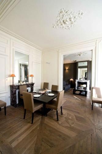 une salle à manger avec une table et des chaises dans l'établissement 4p Elegant flat, Vieux Lille, carpark, à Lille