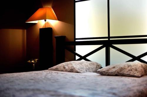 - une chambre avec un lit et une lampe dans l'établissement 4p Elegant flat, Vieux Lille, carpark, à Lille