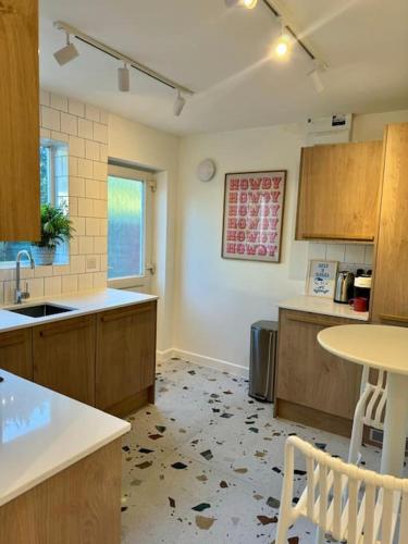 Dapur atau dapur kecil di Harbourside garden flat with parking
