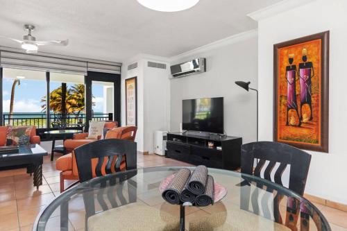 TV a/nebo společenská místnost v ubytování Stunning Oceanfront Villa - 8190