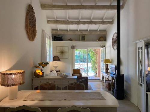 un salon avec une table et une salle à manger dans l'établissement Charmant vakantiehuis in Gigaro met zwembad, à La Croix-Valmer