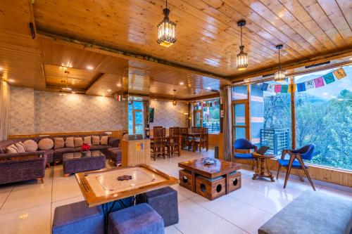 Ein Sitzbereich in der Unterkunft The 14 Gables, A Boutique Stay - Pet Friendly Hotel - Mountain View