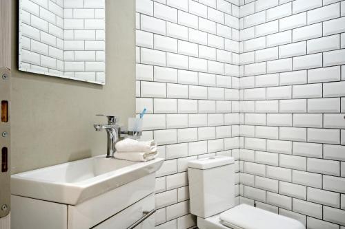 Modern Corner Apartment in Central Athens, Pagrati