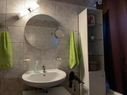 Un baño de Sweet Red Home