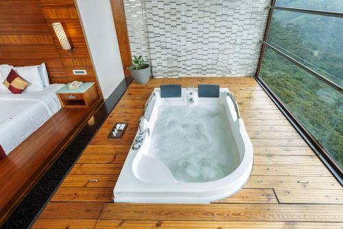 Ένα μπάνιο στο Amber Dale Luxury Hotel & Spa, Munnar