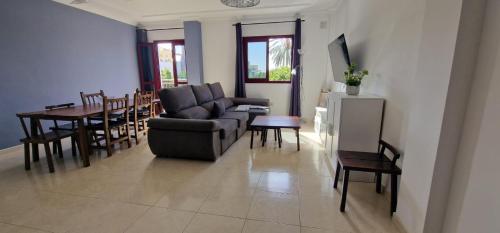 Posezení v ubytování Amazing two rooms in Alcalá next to the beach