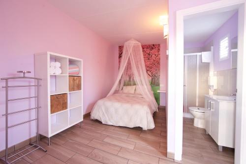 1 dormitorio con 1 cama con mosquitera en Camping Carlos III en La Carlota