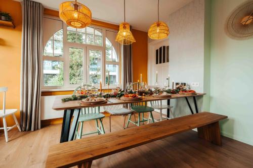 a dining room with a large table with chairs at Vakantiewoning Maison Chardon in Koksijde