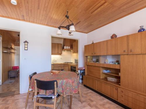 une cuisine avec une table et des placards en bois dans l'établissement Les Marmottes 2 N 69 - 3P7, à Orcières