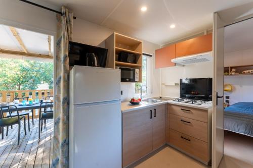 Dapur atau dapur kecil di CAMPING LES OURMES