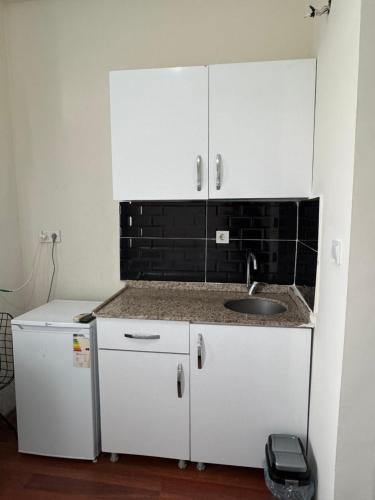 Kuchyň nebo kuchyňský kout v ubytování Taksim Plaza Suite