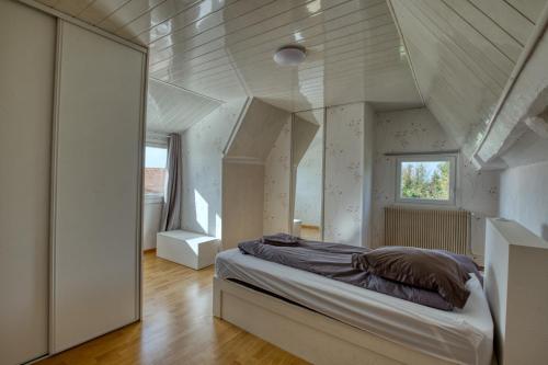 una camera da letto con un letto al centro della stanza di Crazy Villa Le Tertre 28 - Heated pool - Basket - 2h Paris - 44p a Courtalain