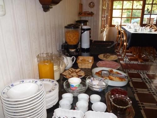 einem Tisch mit Tellern und anderen Lebensmitteln darauf in der Unterkunft Hosteria Pastoral & Spa in La Cumbre