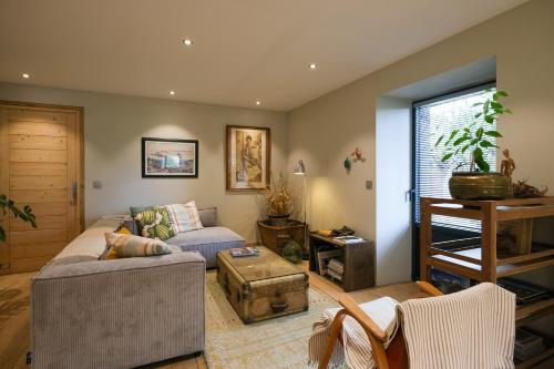 un salon avec un canapé et une table dans l'établissement Le Mont Farm Petit - Chamonix Holidays, à Servoz