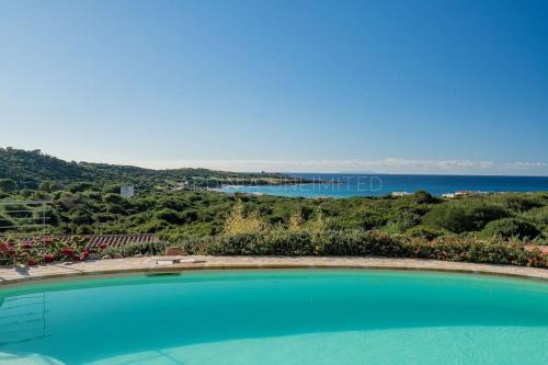 Una gran piscina con vista al mar. en Villa Lysia, en Trinità dʼAgultu