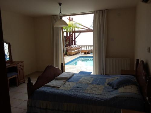 Postel nebo postele na pokoji v ubytování Panoramic Seaview Villa ZEUS