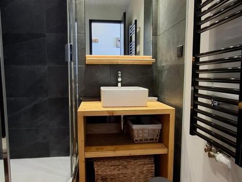 une salle de bain avec un lavabo et un miroir dans l'établissement Studio confortable au pied des pistes avec TV à Plagne Centre - FR-1-181-2834, à La Plagne Tarentaise