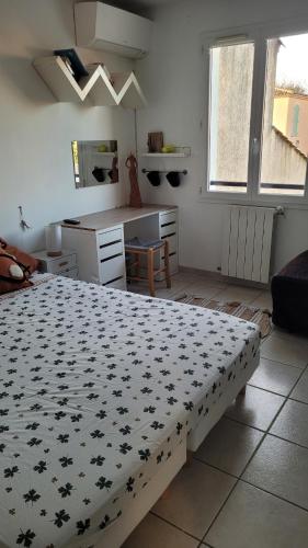 une chambre avec un lit avec une couverture noire et blanche dans l'établissement Chambre Uzès, à Uzès