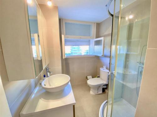 une salle de bain avec un lavabo, une douche et des toilettes dans l'établissement HENRY IV 2 pieces MES1112, à Cannes