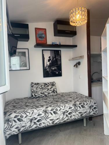 a bedroom with a bed in a room at Beach-Goretti House in Mairena del Aljarafe