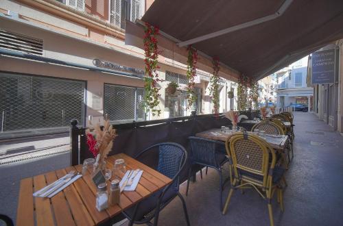 une rangée de tables et de chaises sur une terrasse dans l'établissement Le Nico - Elégant - Centre - VCA, à Cannes