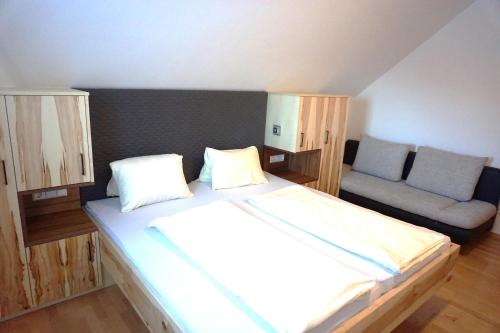 Una cama o camas en una habitación de Ahornhütte