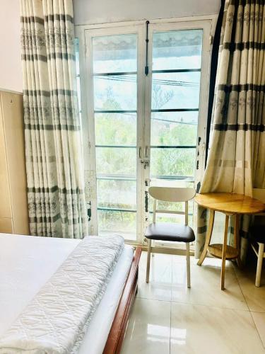 Postel nebo postele na pokoji v ubytování Khách sạn Ngọc Lan