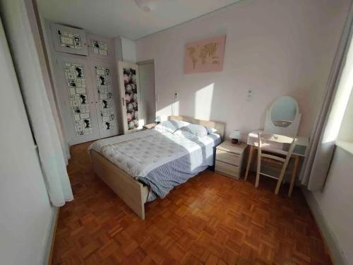 une chambre avec un lit, une table et un miroir dans l'établissement Appartement chaleureux à Néris-les-Bains - 57 m² avec terrasse, à Néris-les-Bains