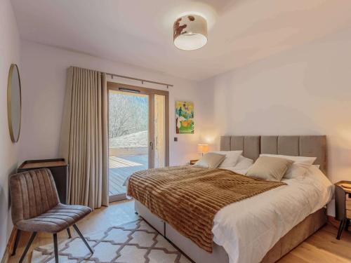 une chambre avec un lit, une chaise et une fenêtre dans l'établissement Appartement 6 pers avec terrasse, parking et WiFi à Champagny-en-Vanoise - FR-1-638-23, à Champagny-en-Vanoise
