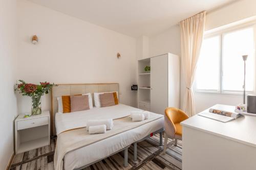 A bed or beds in a room at B&B Home Flowers Milano