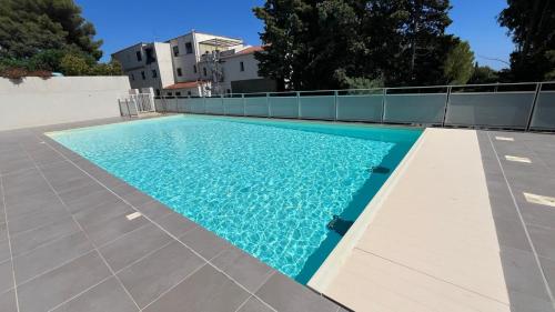 - une piscine sur le côté d'une maison dans l'établissement Les Calanques de Saint-Aygulf, à Saint-Aygulf