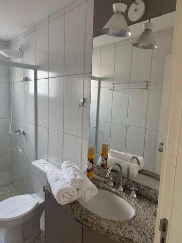 Bilik mandi di Belo apartamento próximo á praia com garagem