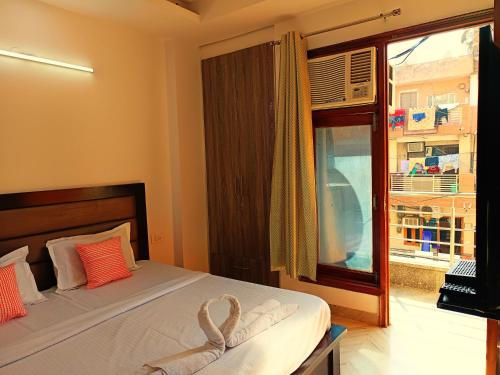 Un pat sau paturi într-o cameră la Sapphire Home Stay Near Nizamuddin Railway Station