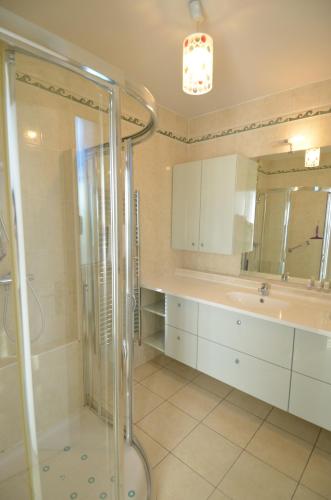 une salle de bain avec douche et lavabo dans l'établissement HELIANTHE - Superbe appartement avec terrasse vue mer et Château au Port de Nice, à Nice