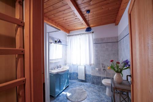 łazienka z umywalką, toaletą i oknem w obiekcie Agriturismo Fattoria Walden w mieście Ficulle