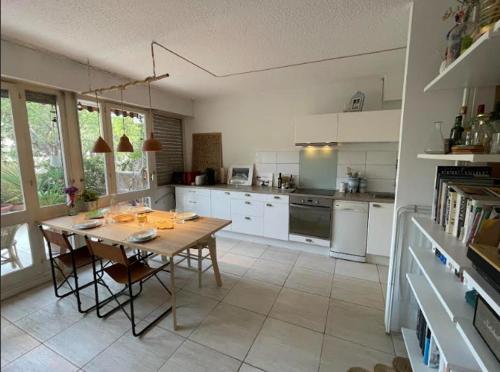 - une cuisine avec une table en bois dans une chambre dans l'établissement Les Terrasses D'Aix, à Aix-en-Provence