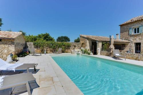 une piscine devant une villa dans l'établissement Chambre d'hôtes le Jardinage, à Cabrières-dʼAvignon