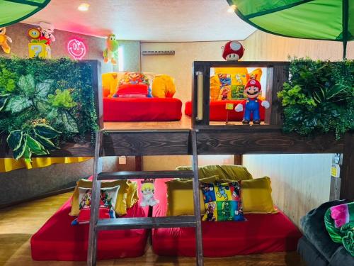 a room with a bunk bed and a couch at Hotel Emiru 敷地内駐車場2台 in Osaka