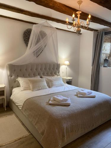 une chambre avec un lit avec deux serviettes dessus dans l'établissement Luxury Gîte - L'Ancien Chai, à Eymet