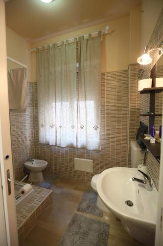 a bathroom with a sink and a toilet and a tub at Civico7 in Villa San Giovanni