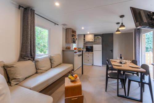Dapur atau dapur kecil di CAMPING LES OURMES