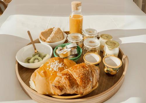 ein Tablett mit Brot und Gebäck auf dem Tisch in der Unterkunft B&B Lilibeth Luxury Suites - Marina D'Arechi in Salerno
