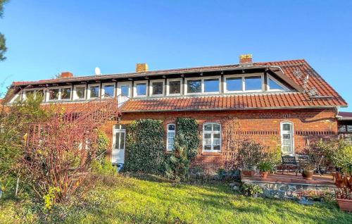 a large brick house with windows on top of a yard at Ferienwohnung Klocksin in Blücherhof